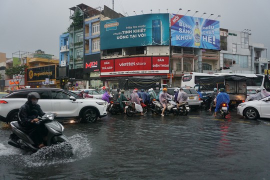 Đèo Hải Vân sạt lở do mưa lớn,  người dân Đà Nẵng lo lụt lịch sử lặp lại - Ảnh 9.