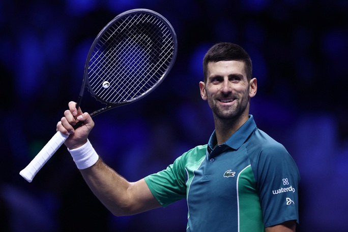 Djokovic mở màn vất vả ở ATP Finals với cú đạp gẫy 2 cây vợt - Ảnh 2.