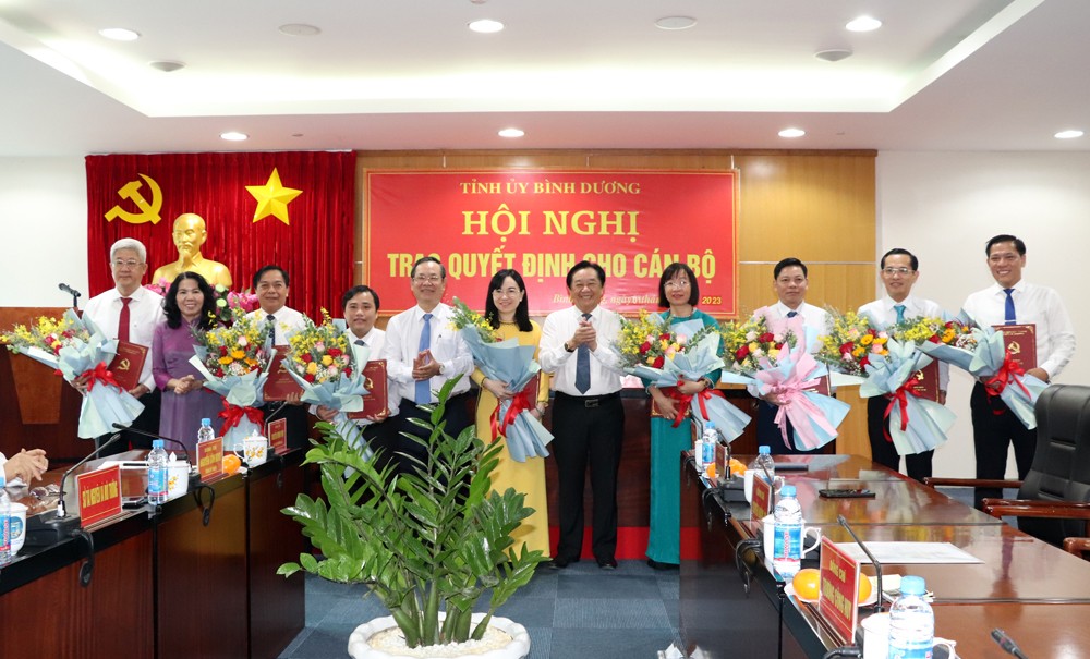 Ông Nguyễn Hoàng Thao - Phó Bí thư Thường trực Tỉnh ủy trao Quyết định và ông Nguyễn Văn Dành - Phó Chủ tịch UBND tỉnh tặng hoa cho các đồng chí được bổ nhiệm, bổ nhiệm lại