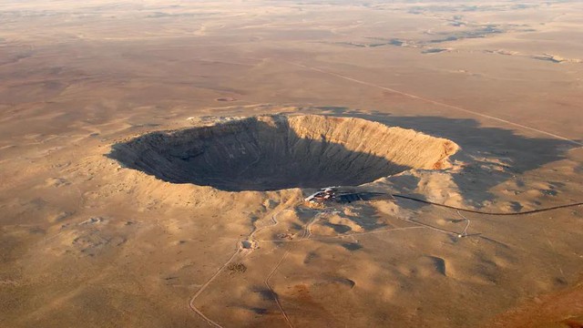 Miệng hố va chạm  Barringer Crater ở Arizona có thể là "tác phẩm" của một quả cầu lõm tấn công Trái Đất 46.000 năm trước - Ảnh:  Stephan Hoerold