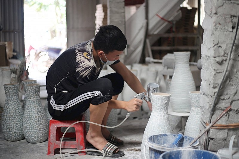 Làng nghề khảm trai Chuyên Mỹ ứng dụng công nghệ vào sản xuất, nâng cao chất lượng sản phẩm.