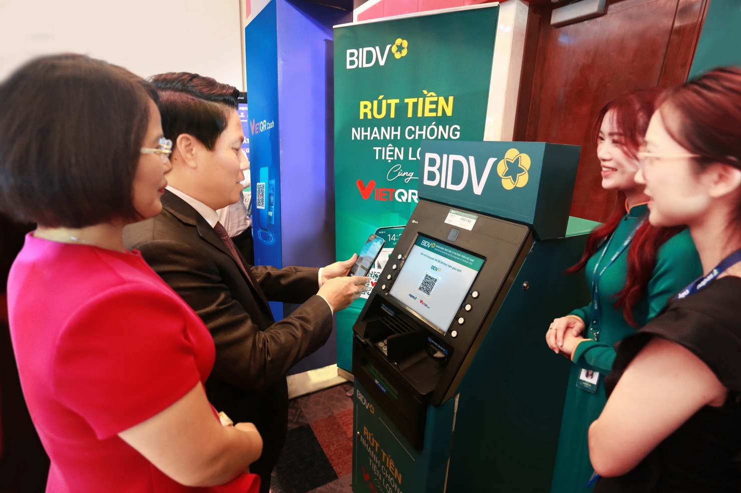 Khách hàng trải nghiệm hình thức thức thanh toán qua Mobile Banking, QR Code, thanh toán không tiếp xúc. Ảnh: BIDV