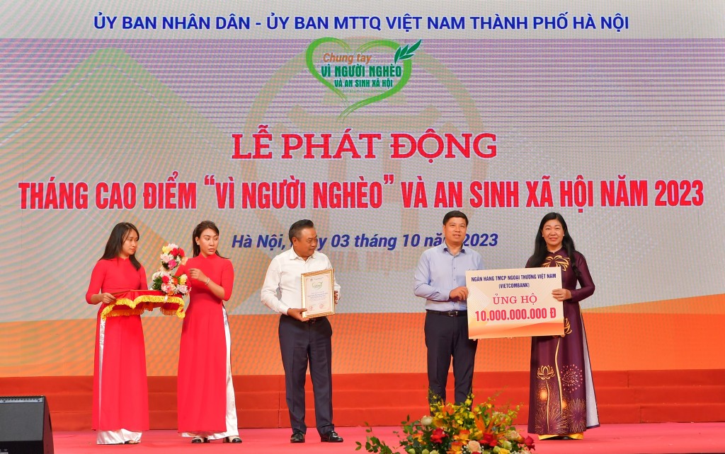 Đồng chí Hồng Quang - Thành viên HĐQT kiêm Giám đốc Khối Nhân sự, Chủ tịch Công đoàn Vietcombank (thứ 2 từ phải sang) trao biển tượng trưng số tiền 10 tỷ đồng ủng hộ “Vì người nghèo” và an sinh xã hội  Tp Hà Nội năm 2023