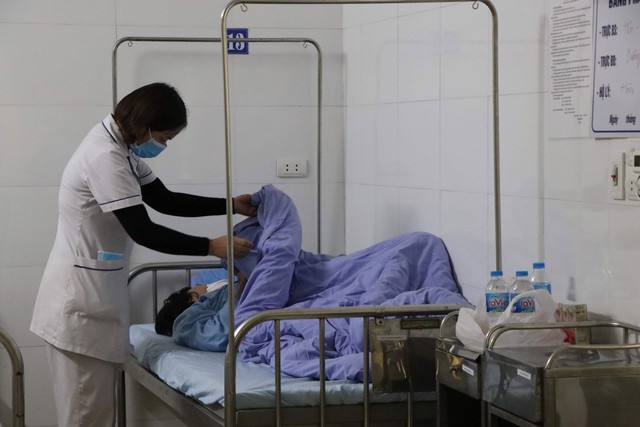 Bác sĩ Bệnh viện 09 thăm khám cho bệnh nhân HIV/AIDS