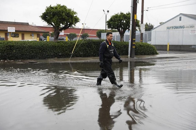 Mỹ: Bang California hứng đòn kép từ "sông khí quyển", xe ngập đến nóc - Ảnh 2.