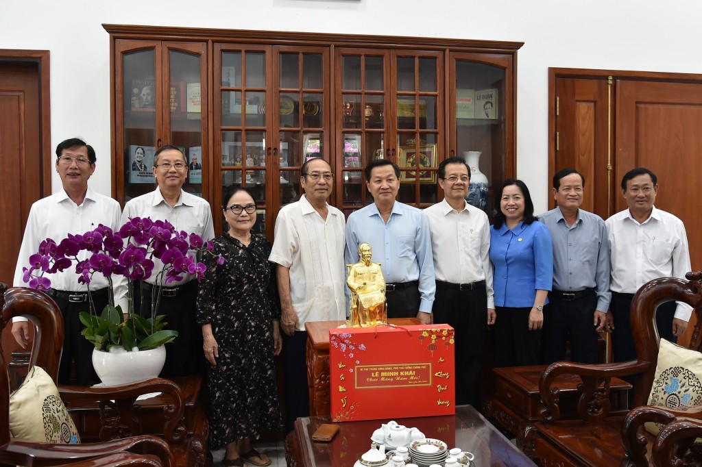 Phó Thủ tướng Lê Minh Khái thăm, chúc Tết gia đình ông Nguyễn Hoàng Việt, nguyên Phó Trưởng Ban Tổ chức Trung ương, nguyên Bí thư Tỉnh ủy An Giang. Ảnh VGP/Trần Mạnh