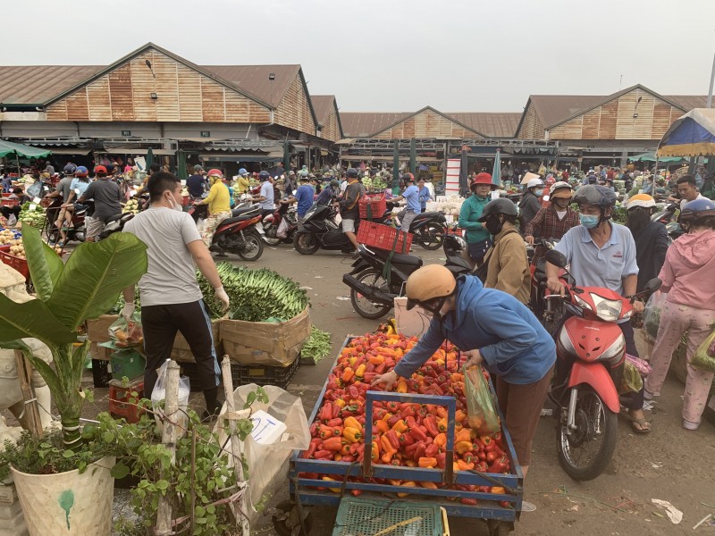 TP. Hồ Chí Minh: Nhiều hàng giá rẻ, người dân tấp nập mua sắm Tết