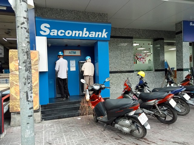 Khung cảnh trái ngược tại các trụ ATM ngày cận Tết- Ảnh 2.