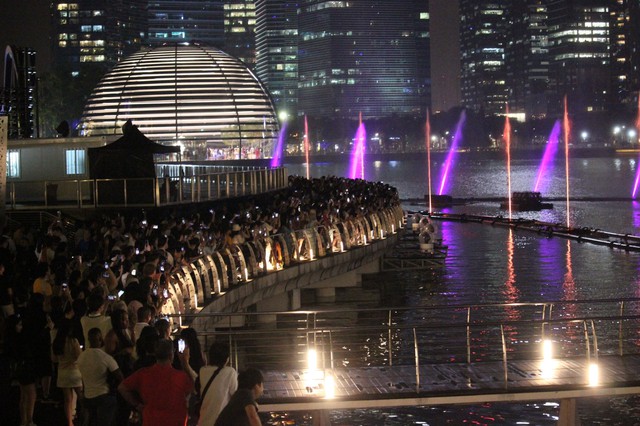 Du khách xem buổi trình diễn ánh sáng và nước “The Eras Tour”  tại Marina Bay Sands