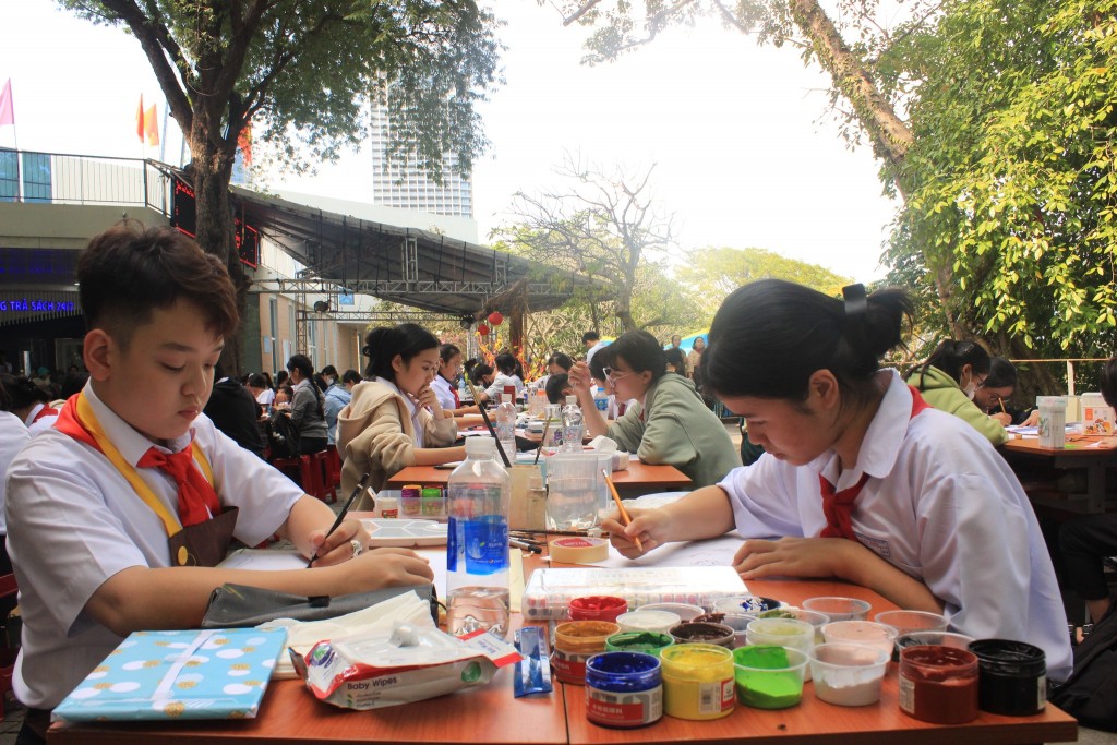 Tại Ngày hội, bên cạnh trưng bày sách còn có nhiều hoạt động hấp dẫn diễn ra, góp phần khơi dậy niềm đam mê đọc sách, xây dựng thói quen đọc sách cho mọi người, đặc biệt là thanh thiếu niên.