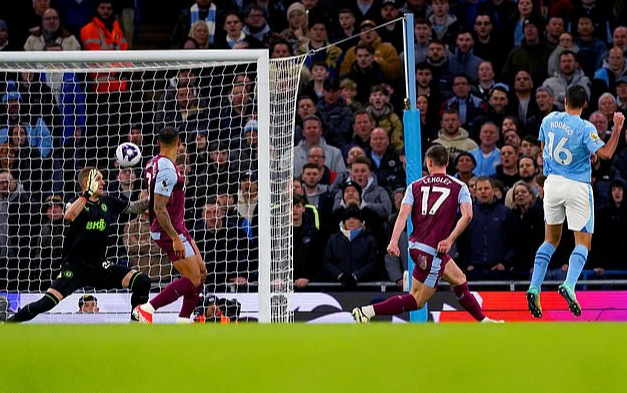 Phil Foden bùng nổ với hat-trick, Man City bám đuổi Arsenal- Ảnh 2.