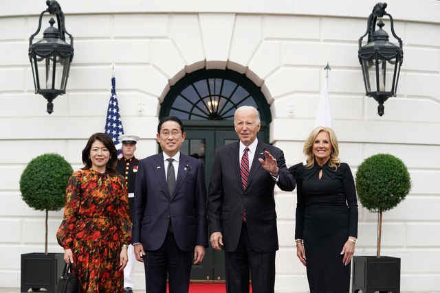 Tổng thống Mỹ Joe Biden và phu nhân chào đón Thủ tướng Nhật Bản Kishida Fumio và phu nhân tại Nhà Trắng hôm 9-4Ảnh: Reuters