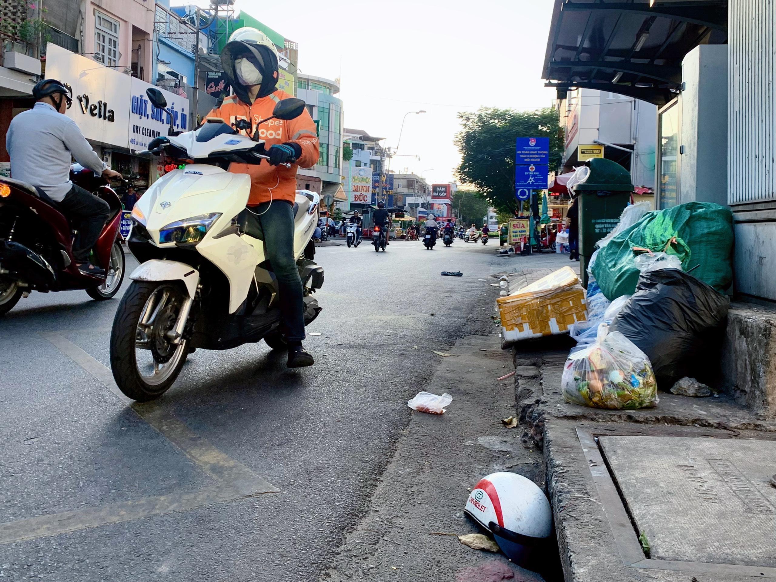 Ngao ngán hình ảnh nhiều tuyến đường quanh sân bay Tân Sơn Nhất- Ảnh 6.