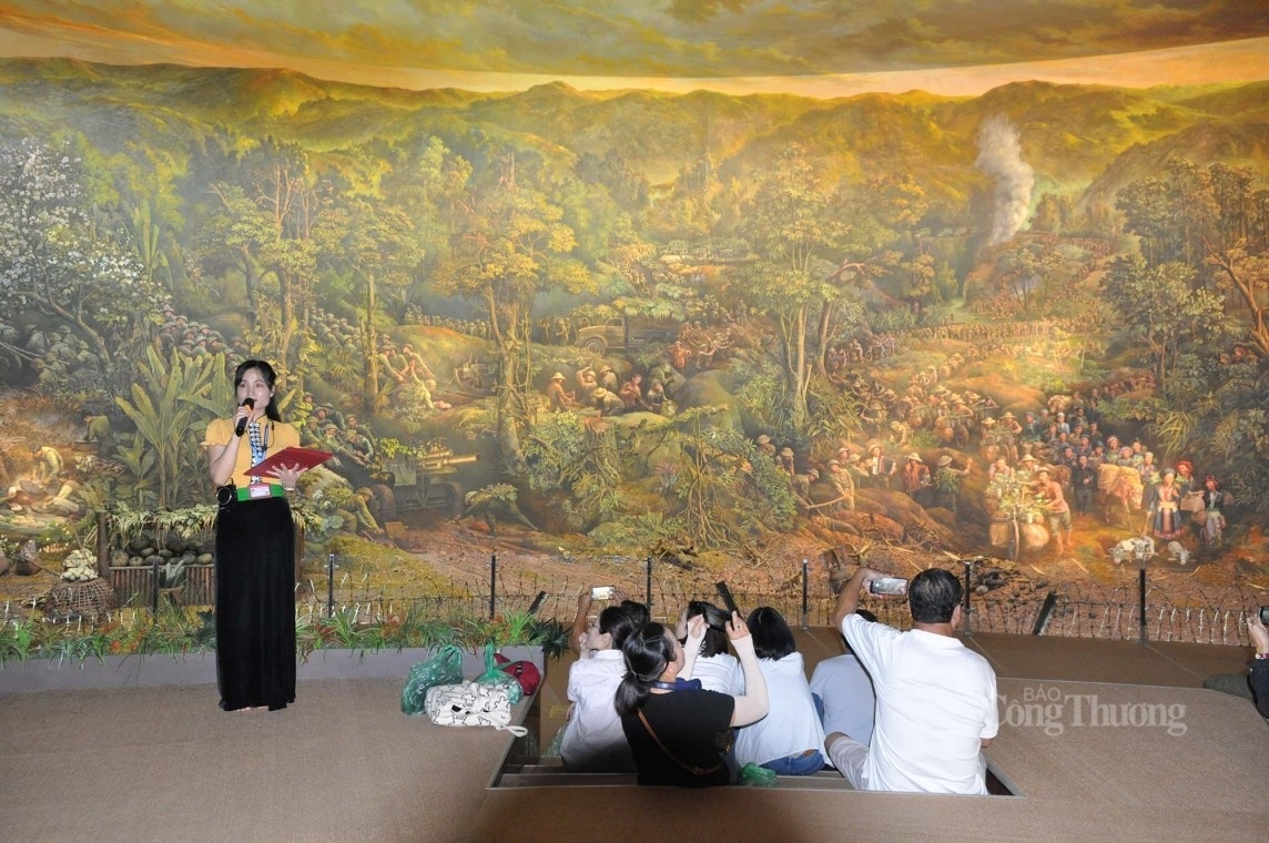 Hàng nghìn du khách ngỡ ngàng trước sự hoành tráng của bức tranh panorama về Chiến dịch Điện Biên Phủ Hàng nghìn du khách ngỡ ngàng trước sự hoành tráng của bức tranh panorama về Chiến dịch Điện Biên Phủ