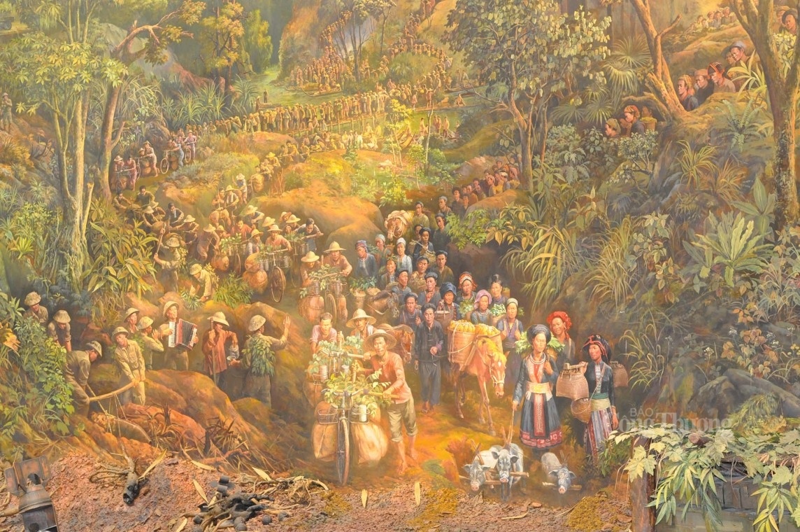 Hàng nghìn du khách ngỡ ngàng trước sự hoành tráng của bức tranh panorama về Chiến dịch Điện Biên Phủ Hàng nghìn du khách ngỡ ngàng trước sự hoành tráng của bức tranh panorama về Chiến dịch Điện Biên Phủ