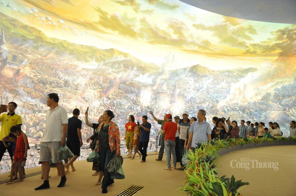 Hàng nghìn du khách ngỡ ngàng trước sự hoành tráng của bức tranh panorama về Chiến dịch Điện Biên Phủ Hàng nghìn du khách ngỡ ngàng trước sự hoành tráng của bức tranh panorama về Chiến dịch Điện Biên Phủ