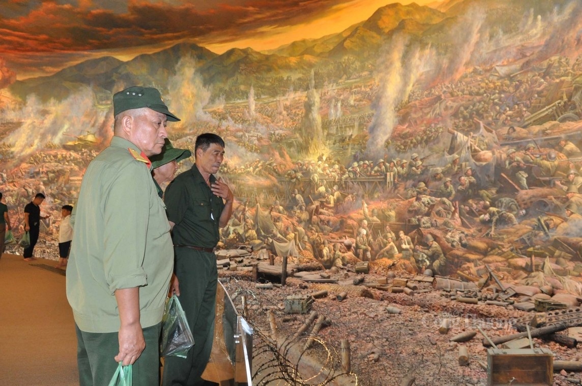 Hàng nghìn du khách ngỡ ngàng trước sự hoành tráng của bức tranh panorama về Chiến dịch Điện Biên Phủ Hàng nghìn du khách ngỡ ngàng trước sự hoành tráng của bức tranh panorama về Chiến dịch Điện Biên Phủ