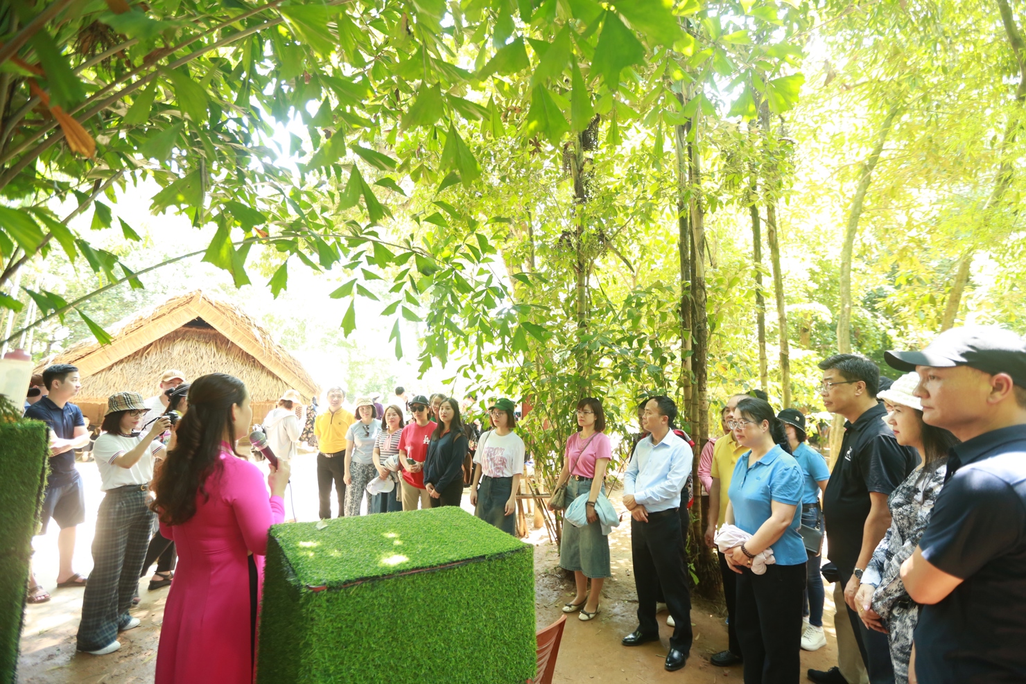  Đoàn lắng nghe hướng dẫn viên kể lại những câu chuyện cảm động về Người tại quê hương.