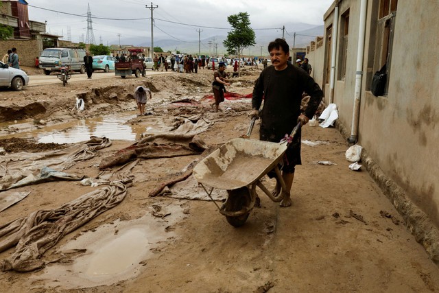 Người dân khắc phục hậu quả mưa lũ tại huyện Sheikh Jalal, tỉnh Baghlan - Afghanistan hôm 11-5 Ảnh: REUTERS