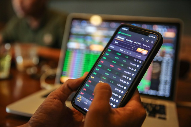 Chứng khoán sáng 16-5 bùng nổ, nhà đầu tư tiếc nuối vì "lỡ sóng"- Ảnh 1.