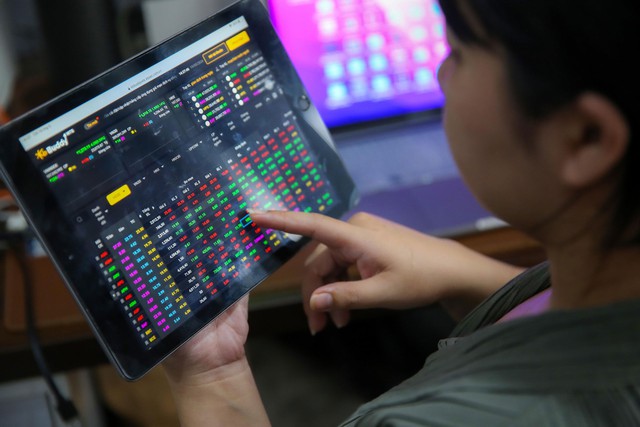 Trong khi nhiều nhà đầu tư vẫn còn nghi ngại, các chuyên gia dự báo thị trường chứng khoán sẽ tiếp tục xu hướng tăng Ảnh: HOÀNG TRIỀU