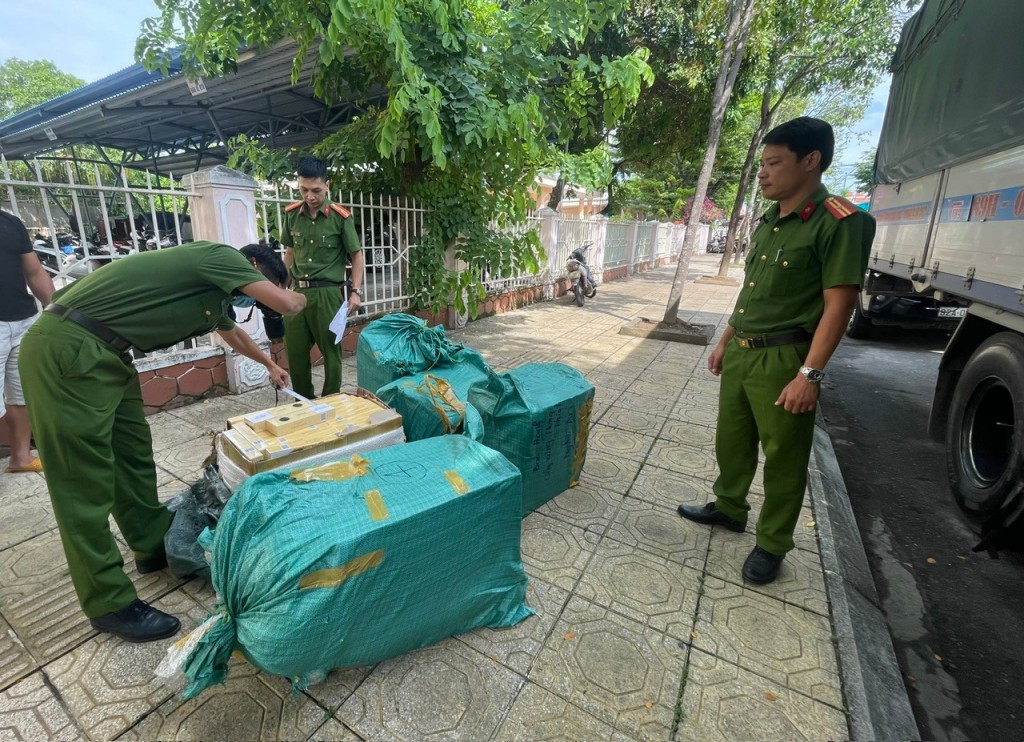 Lực lượng Công an kiểm tra tang vật thuốc lá bị thu giữ (Ảnh: quangnam.gov.vn)