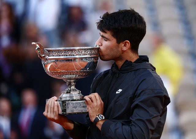 Alcaraz lập kỷ lục mới, vượt mặt "Big 3" khi vô địch Roland Garros- Ảnh 1.