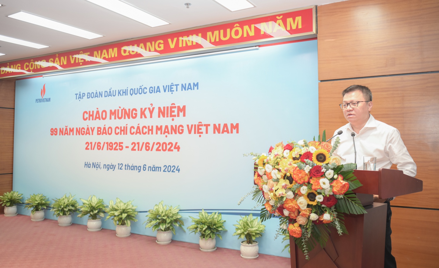 đồng chí Lê Quốc Minh – UVTW Đảng, Phó Trưởng ban Tuyên giáo TW, Tổng Biên tập Báo Nhân dân, Chủ tịch Hội Nhà báo Việt Nam phát biểu tại buổi gặp mặt