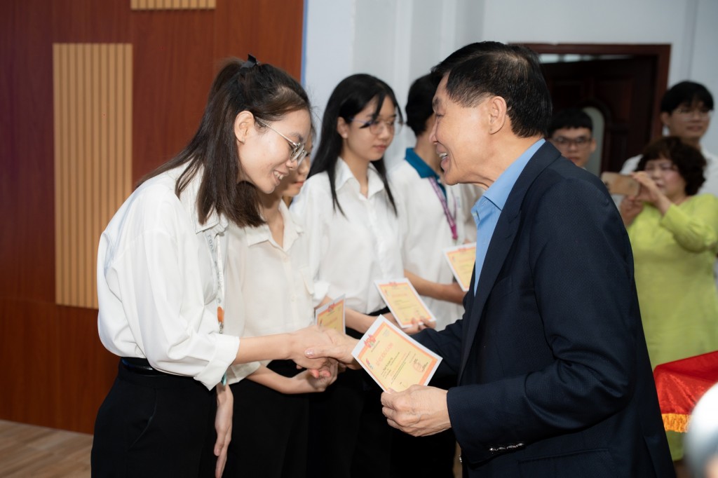 Ong Johnathan Hanh Nguyen trao hoc bong Vu A Dinh