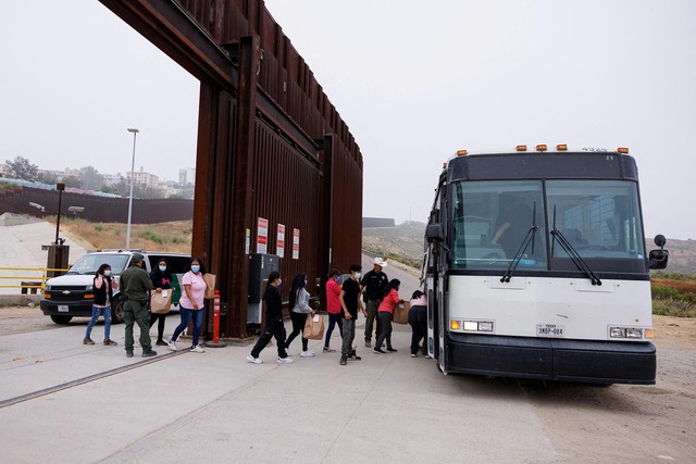 Người nhập cư được đưa lên xe tại TP San Diego, bang California - Mỹ hôm 6-6Ảnh: Reuters