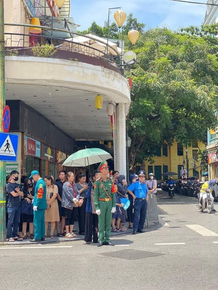 Thắm tình Dân - Quân, người dân che ô cho chiến sĩ quân đội làm nhiệm vụ và chờ linh xa chở linh cữu Tổng Bí thư Nguyễn Phú Trọng đi qua.