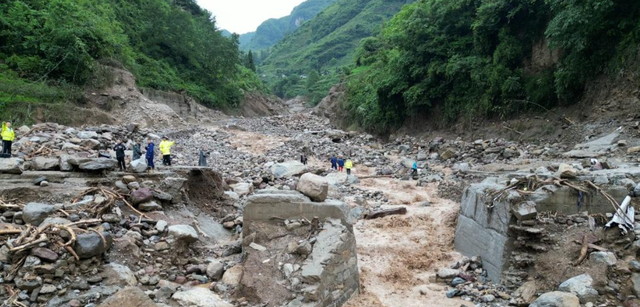 Lực lượng cứu hộ làm việc tại khu vực bị lũ quét ở TP Nhã An, tỉnh Tứ Xuyên - Trung Quốc hôm 20-7 Ảnh: Tân Hoa Xã Lực lượng cứu hộ làm việc tại khu vực bị lũ quét ở TP Nhã An, tỉnh Tứ Xuyên - Trung Quốc hôm 20-7 Ảnh: Tân Hoa Xã