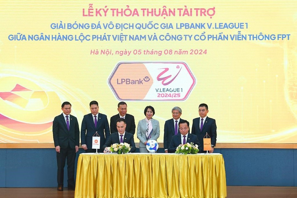 Đại diện LPBank, ông Hoàng Văn Phúc – Phó Tổng Giám đốc và đại diện FPT Telecom, ông Nguyễn Hoàng Linh – Tổng Giám đốc thực hiện ký kết dưới sự chứng kiến của đại diện lãnh đạo Cục Thể dục Thể thao, Liên đoàn Bóng đá Việt Nam, LPBank, Công ty VPF và Tập đoàn FPT