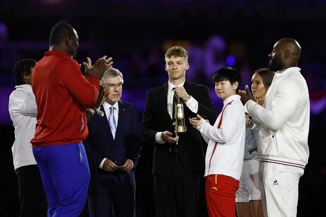 Tom Cruise đu dây trao cờ bế mạc Olympic 2024, Mỹ nhất toàn đoàn ngày cuối- Ảnh 12.