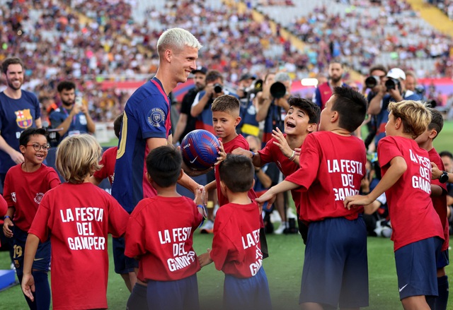 Thua sốc sân nhà, Barcelona lần đầu vuột cúp Joan Gamper sau 11 năm- Ảnh 1.