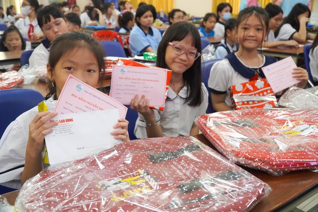 Hơn 9 tỉ đồng trao cho học sinh có hoàn cảnh khó khăn- Ảnh 5.