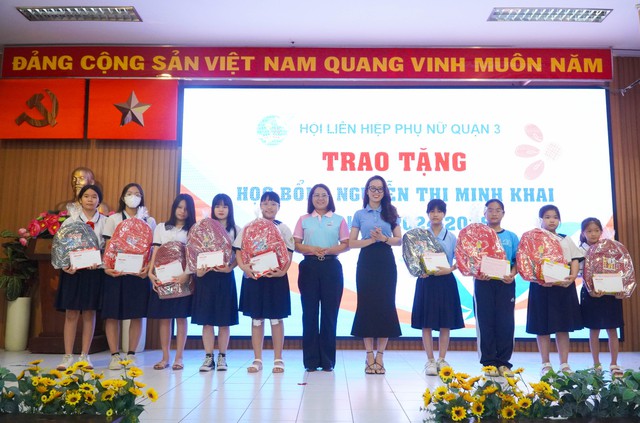 Hơn 9 tỉ đồng trao cho học sinh có hoàn cảnh khó khăn- Ảnh 1.