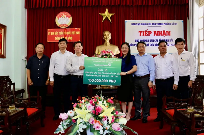 Ông Lê Tấn Lân - Giám đốc Vietcombank Nam Đà Nẵng (thứ 03 từ trái sang) trao bảng tượng trưng cho đại diện Ủy Ban MTTQ Việt Nam TP Đà Nẵng