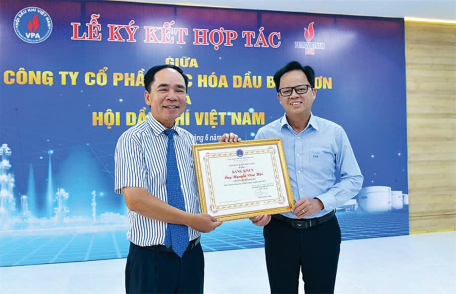 TS. Nguyễn Quốc Thập - Chủ tịch Hội DKVN tặng Bằng khen cho ông Nguyễn Văn Hội - Chủ tịch Hội Dầu khí Quảng Ngãi