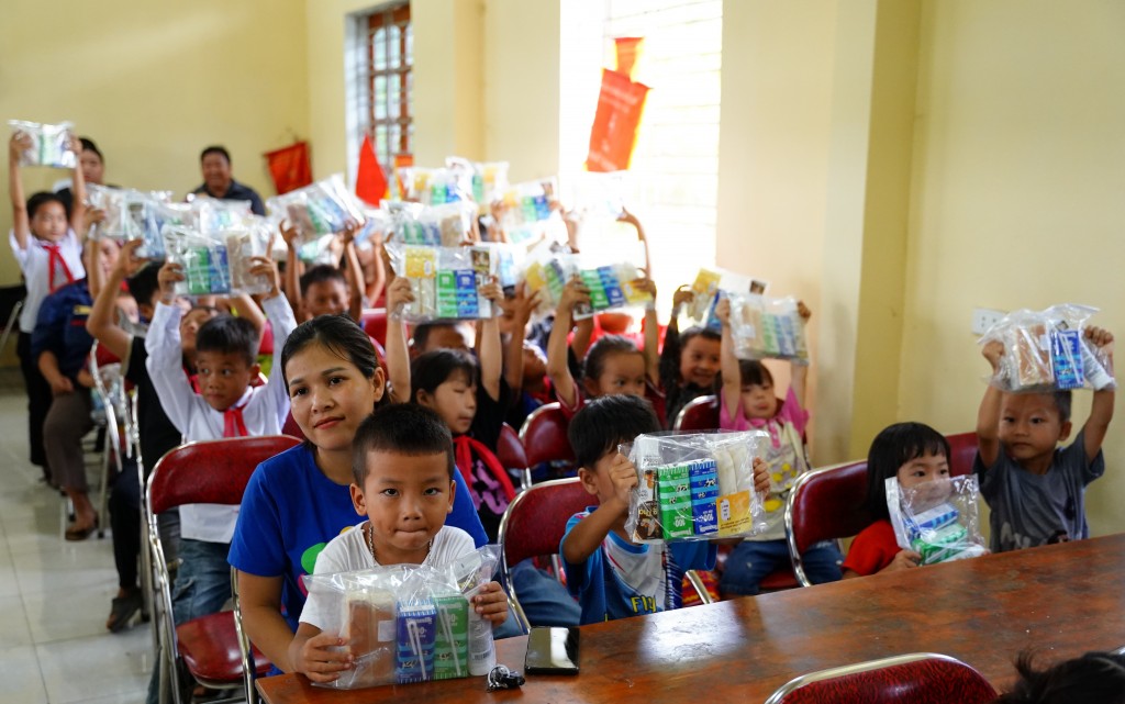 Trẻ nhỏ tại xóm Trung Sơn, xã Quang Sơn, huyện Đồng Hỷ (tỉnh Thái Nguyên) có một trung vui tươi hơn với các phần quà của Vinamilk