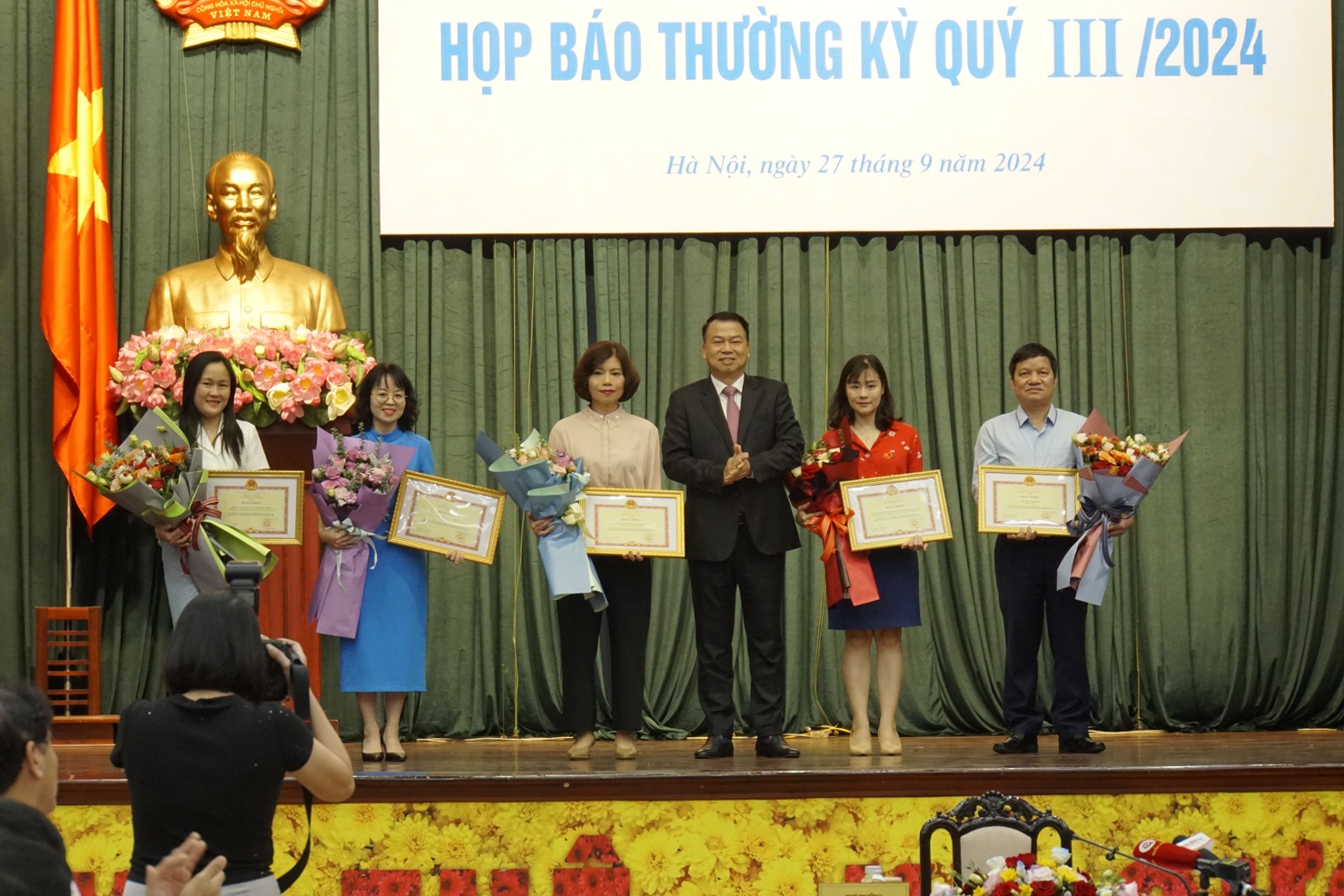 Thứ trưởng Nguyễn Đức Chi trao tặng Bằng khen của Bộ trưởng tới các đơn vị xuất sắc trong công tác truyền thông lĩnh vực quản lý nhà nước của Bộ Tài chính.