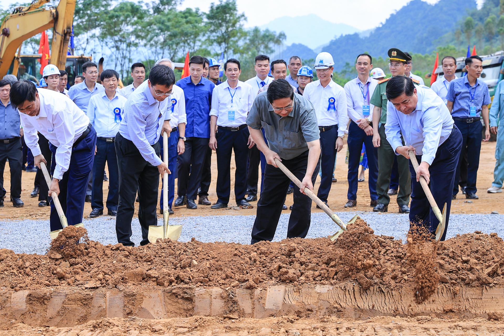 thu tuong pham minh chinh du le khoi cong tuyen cao toc hoa binh  moc chau hinh 4