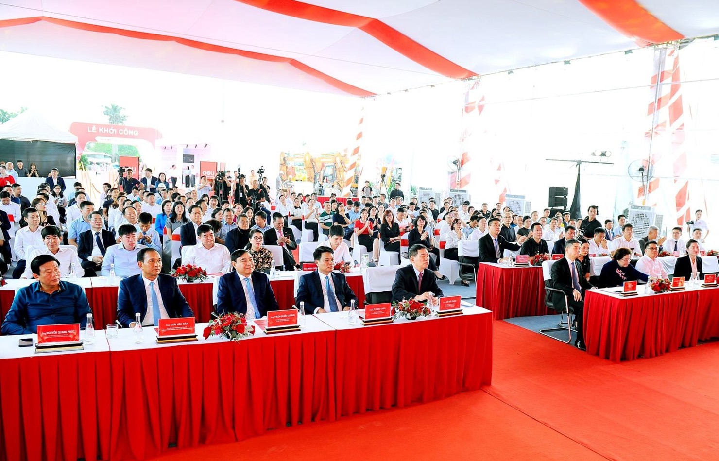 Phó Thủ tướng cùng các đại biểu dự buổi lễ.  