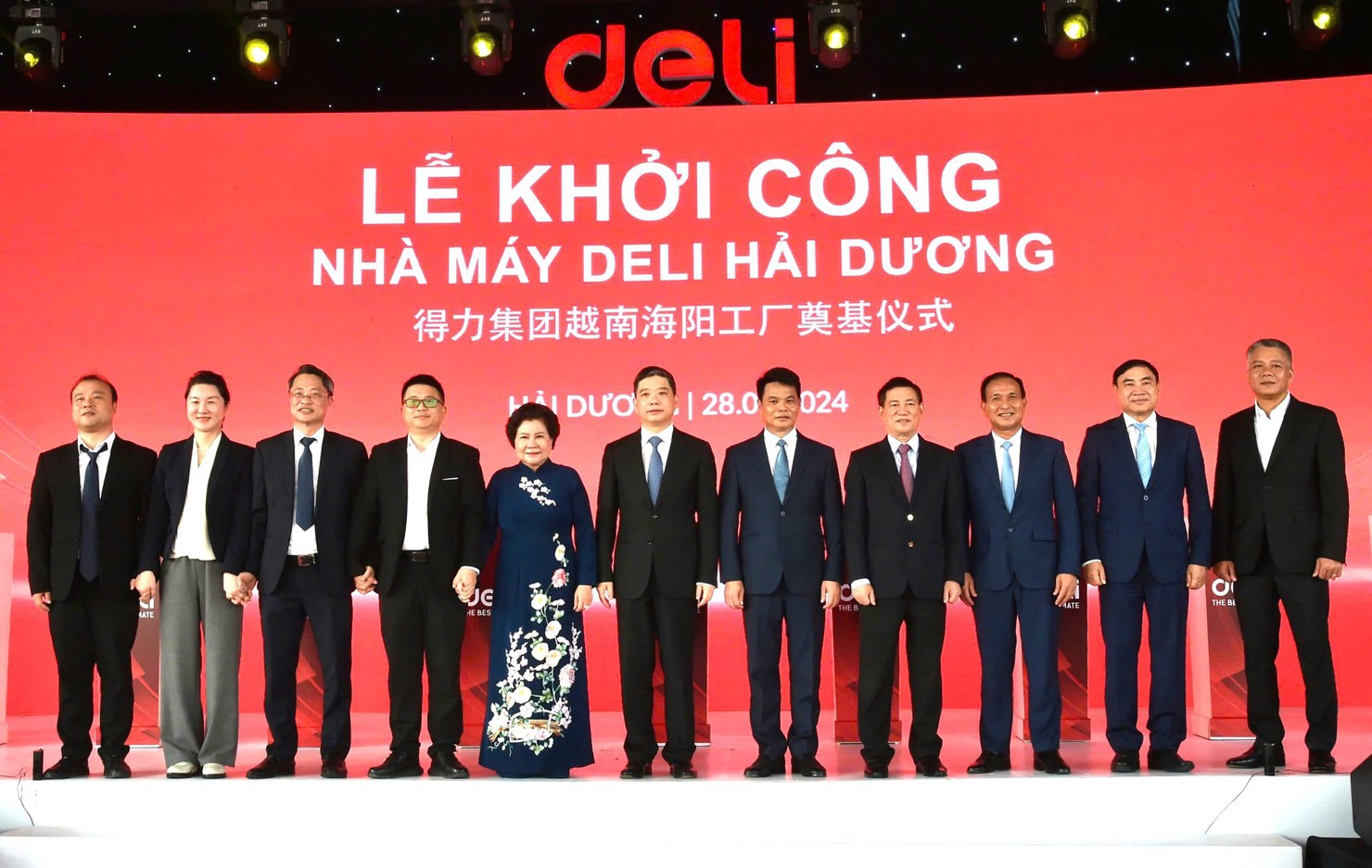 Phó Thủ tướng cùng các đại biểu dự buổi lễ. Ảnh VGP/Hoàng Diên  