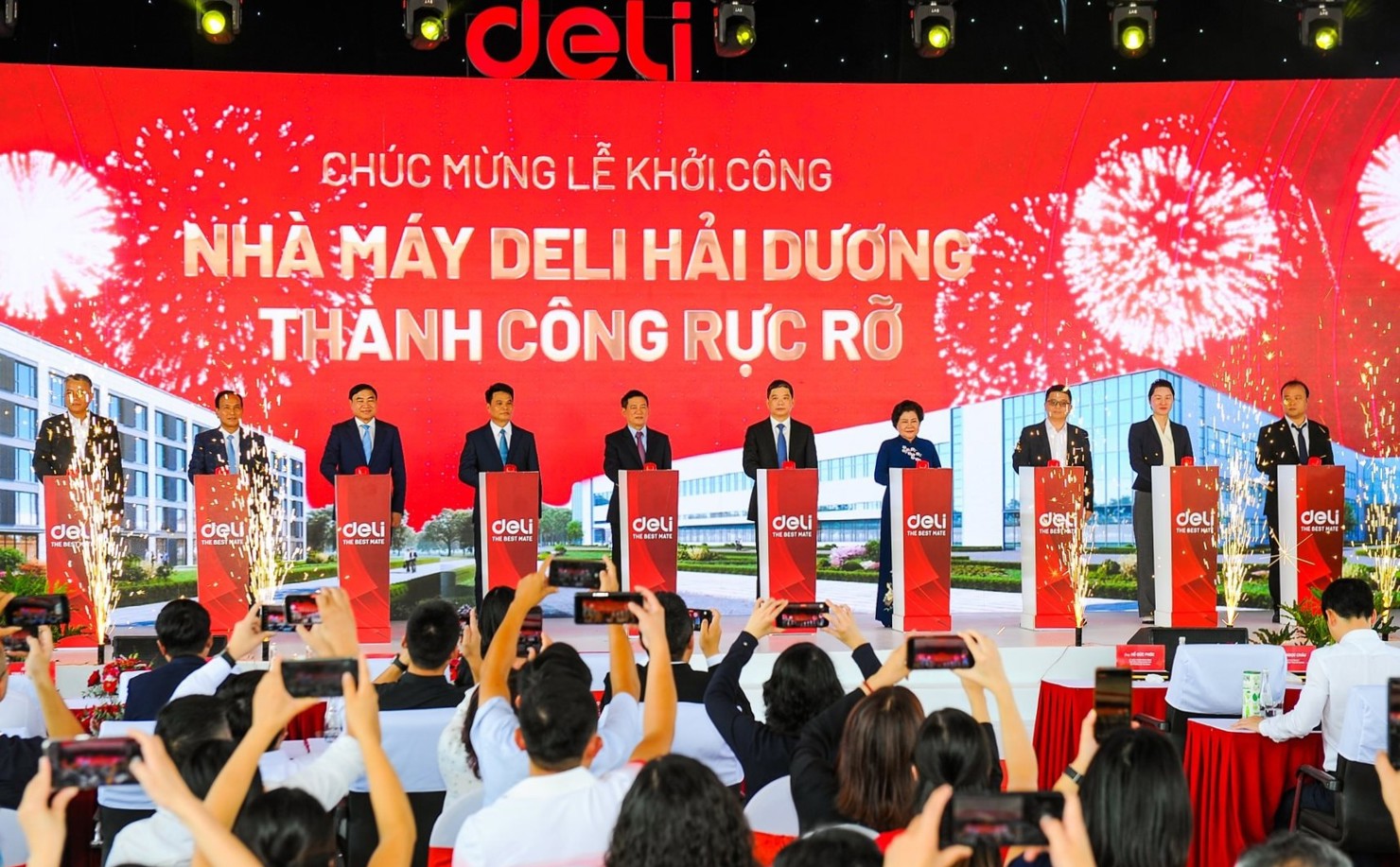 Phó Thủ tướng cùng các đại biểu thực hiện nghi thức khởi công nhà máy Deli Hải Dương.  