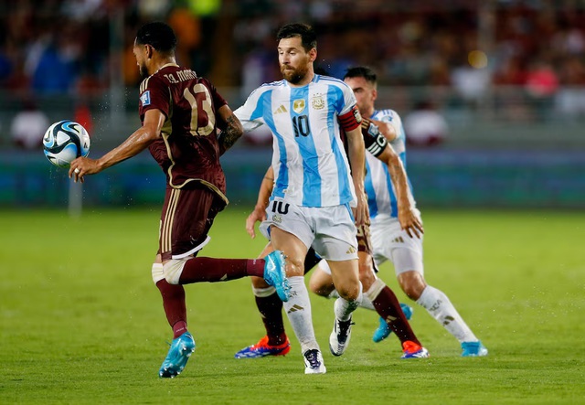 Messi trở lại nhưng Argentina đánh rơi chiến thắng ở Venezuela- Ảnh 1.