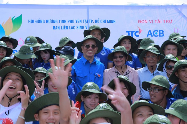 Bà Kim Hương cùng chồng ra quân “Mùa hè xanh” giúp người nghèo. (Ảnh do nhân vật cung cấp)