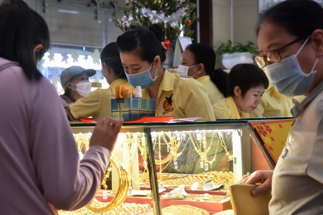 Giá vàng hôm nay 14-10: Vàng miếng SJC tăng mạnh, chạm đỉnh 4 tháng qua- Ảnh 1. Giá vàng hôm nay 14-10: Vàng miếng SJC tăng mạnh, chạm đỉnh 4 tháng qua- Ảnh 1.