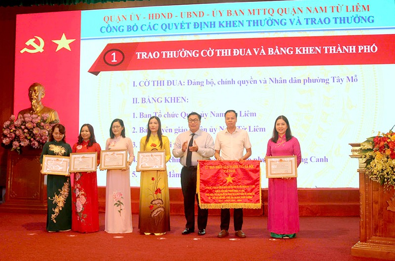 Đồng chí Nguyễn Quang Hiếu - Bí thư Quận uỷ tặng “Cờ đơn vị xuất sắc dẫn đầu phong trào thi đua” và tặng Bằng khen của Chủ tịch UBND thành phố cho 6 tập thể thuộc quận Nam Từ Liêm đã có thành tích xuất sắc trong triển khai thực hiện Chỉ thị số 34-CT/TW ngày 7/4/2014 của Bộ Chính trị về “Tiếp tục đổi mới công tác thi đua, khen thưởng” giai đoạn 2014 – 2024.