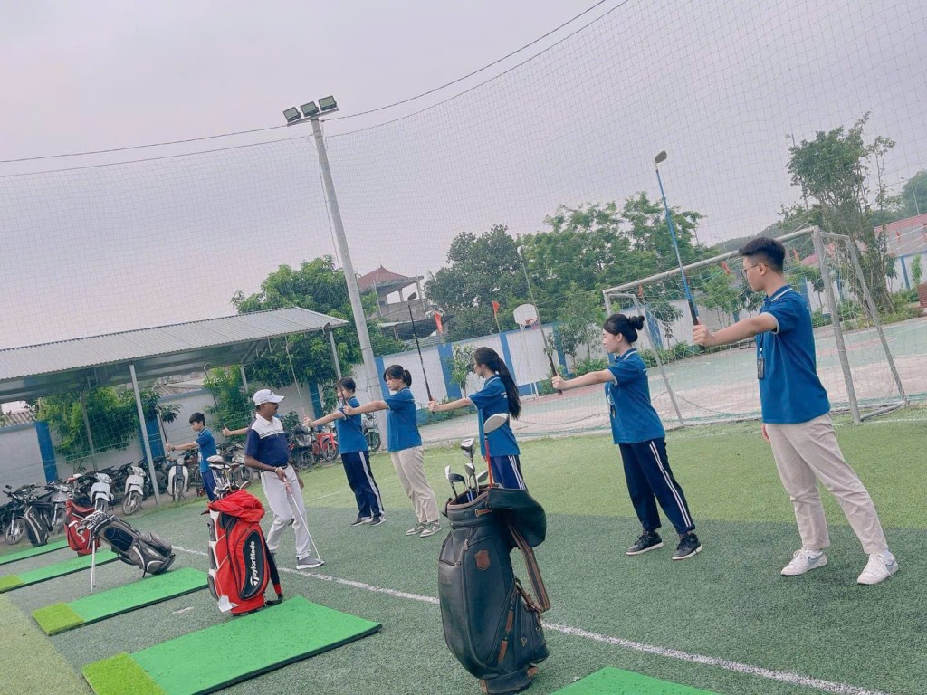 Học sinh trường Phổ thông Võ thuật Bảo Long học môn thể thao Golf